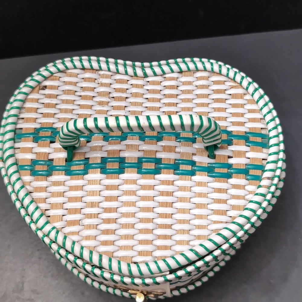 VGT, Heart shaped Woven/Wicker Green/White Sewing Basket. - Picture 3 of 12